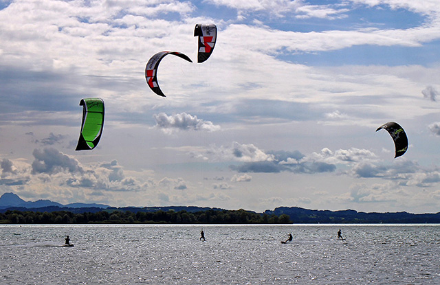 kite surfing 