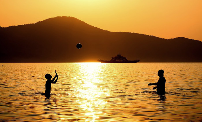 playing volleyball in water